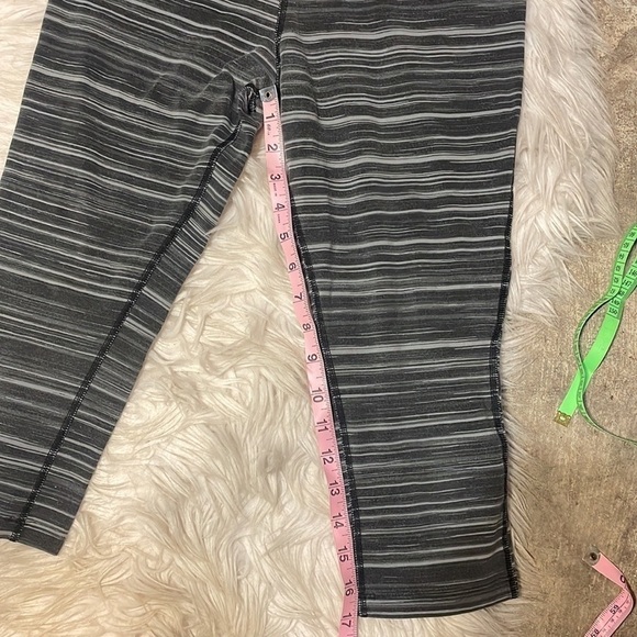 NIKE Gray &‎ Black Cropped Leggings - Picture 8 of 9